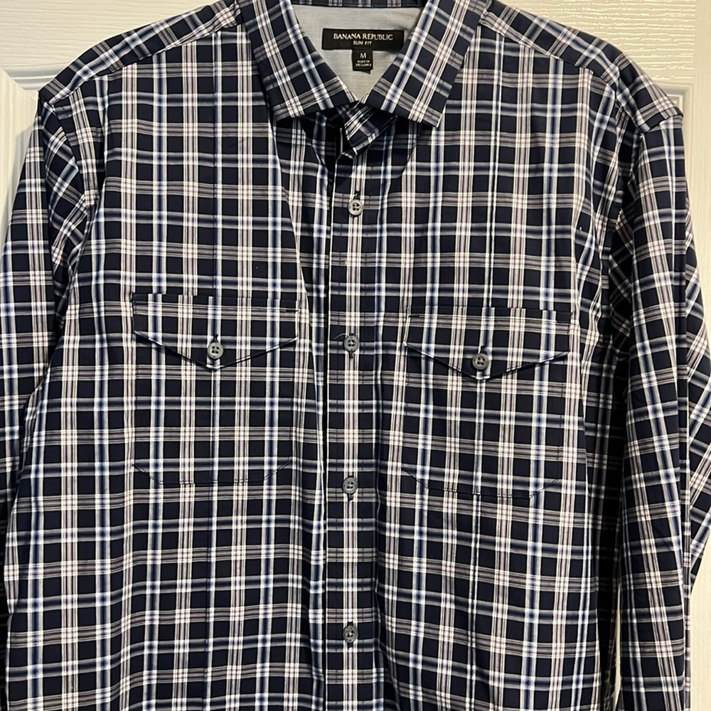 💕 Banana Republic slim fit casual button down. Dark blues. Two front pockets